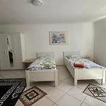 Apartment 1 Souterrainfenster